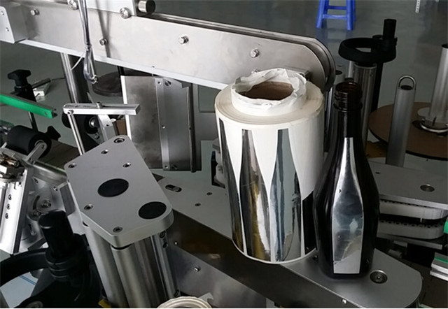 Аутоматска двострана машина за етикетирање детаља о бочицама лосиона за шампон