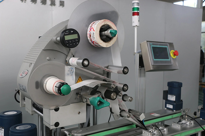 Детаљи машине за аутоматско етикетирање горње и доње налепнице са двостране странице