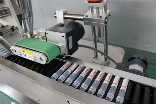 Аутоматско хоризонтално омотавање машине за етикетирање лепка налепница шприца