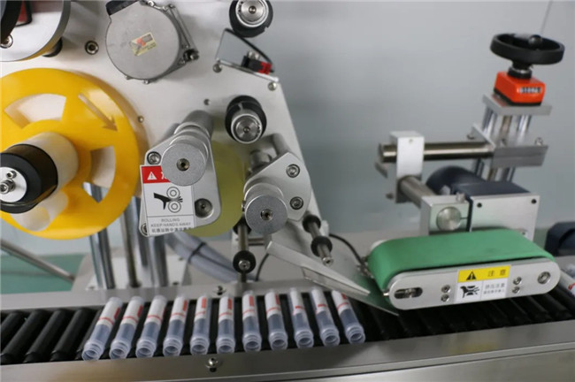 Аутоматско хоризонтално омотавање машине за етикетирање лепка налепница шприца