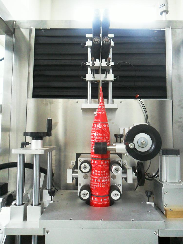Аутоматска машина за етикетирање термоскупљајућих чаура од пластичне бочице са водом