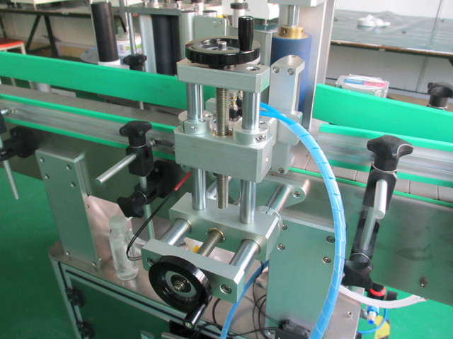 Детаљи машине о аутоматским вертикалним округлим металним лименкама за опремање етикета